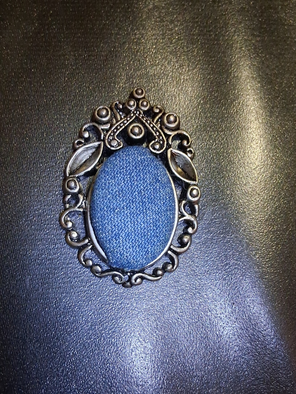 Vintage-Style Oval Denim Cameo pendant in Silver Tone